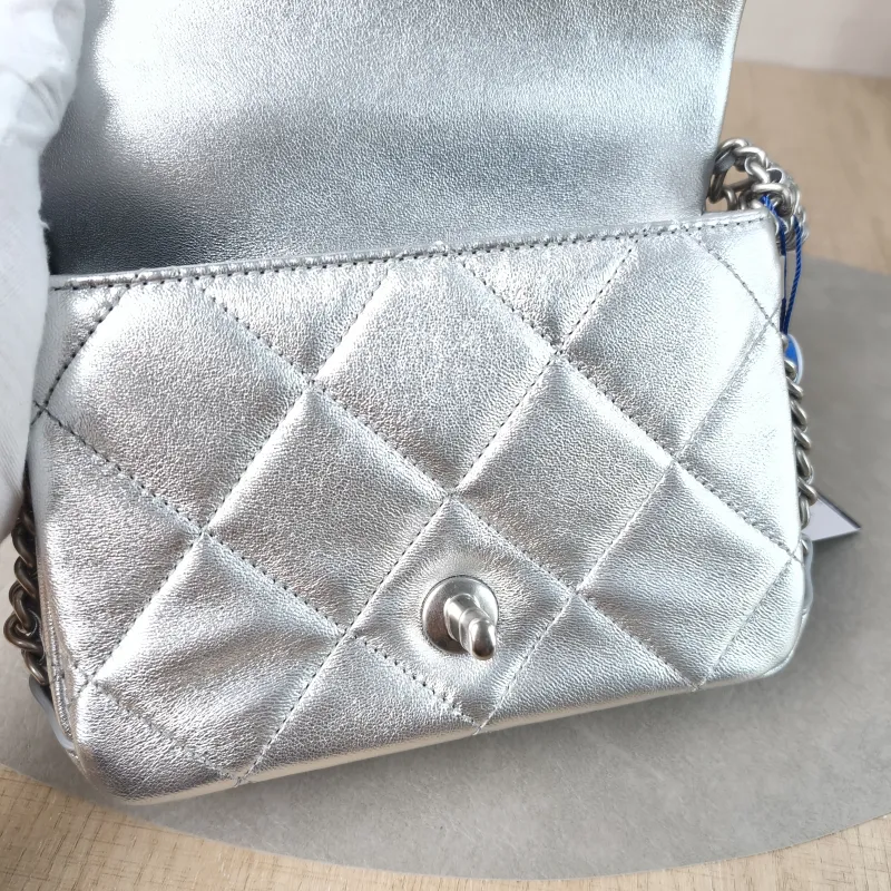 Chanel Shoulder Bag22p Silver Lambskin One Size17.5 × 6 × 12 cm — detail view 2 of 13