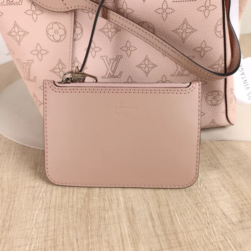 Louis Vuitton Shoulder Bag Hina Pink Calfskin Small 23 × 13 × 21 cm — detail view 8 of 10