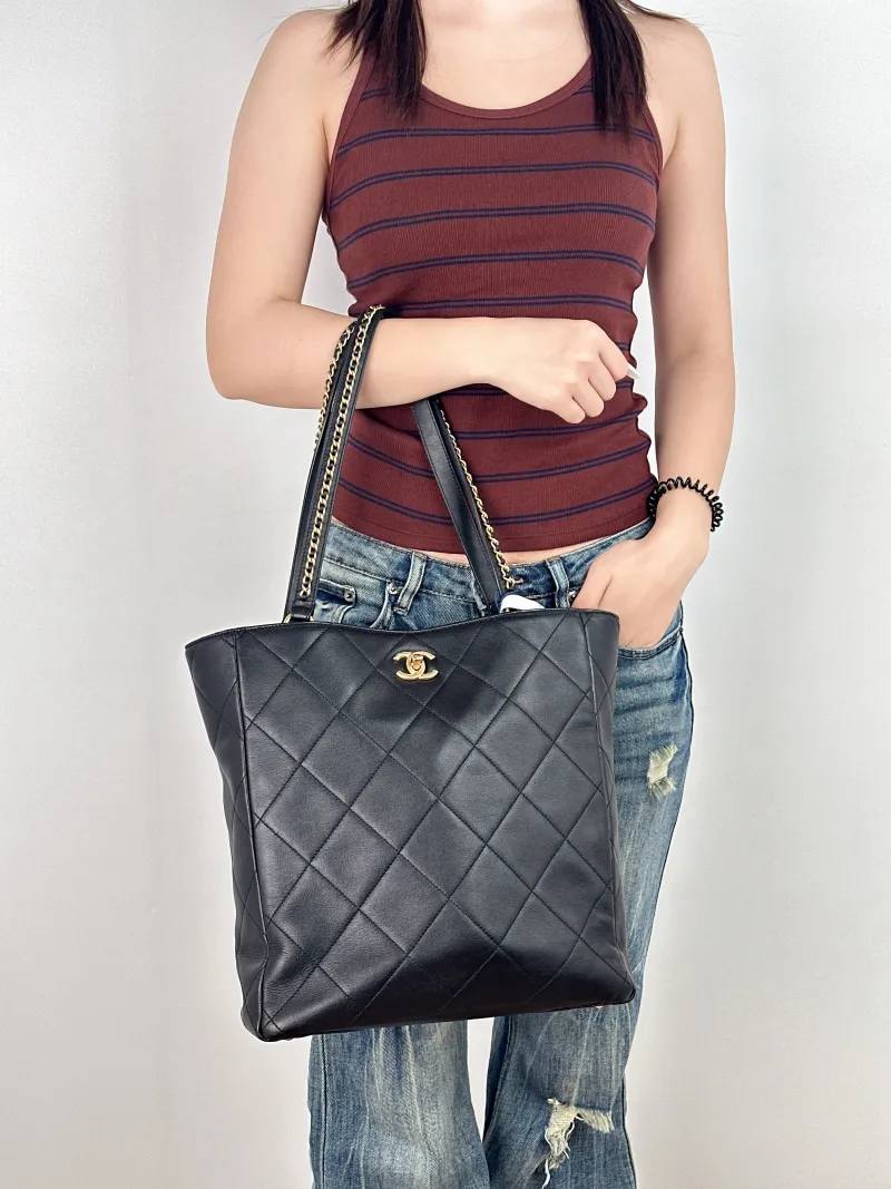 Chanel Shoulder Bag tote Black Lambskin One Size29 × 11 × 32 cm — on-model view 2 of 2