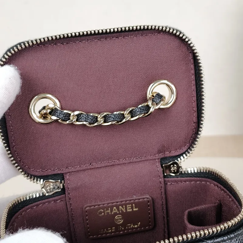 Chanel Crossbody Bag Edition Black Grained Calfskinmini11 × 7 × 9 cm — detail view 3 of 12