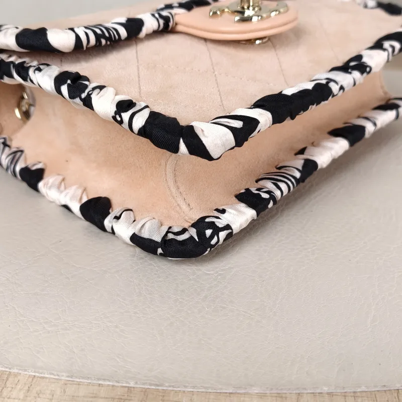 Chanel Crossbody Bag Edition Pink Suede 19 × 5 × 13.5 cm — detail view 6 of 13