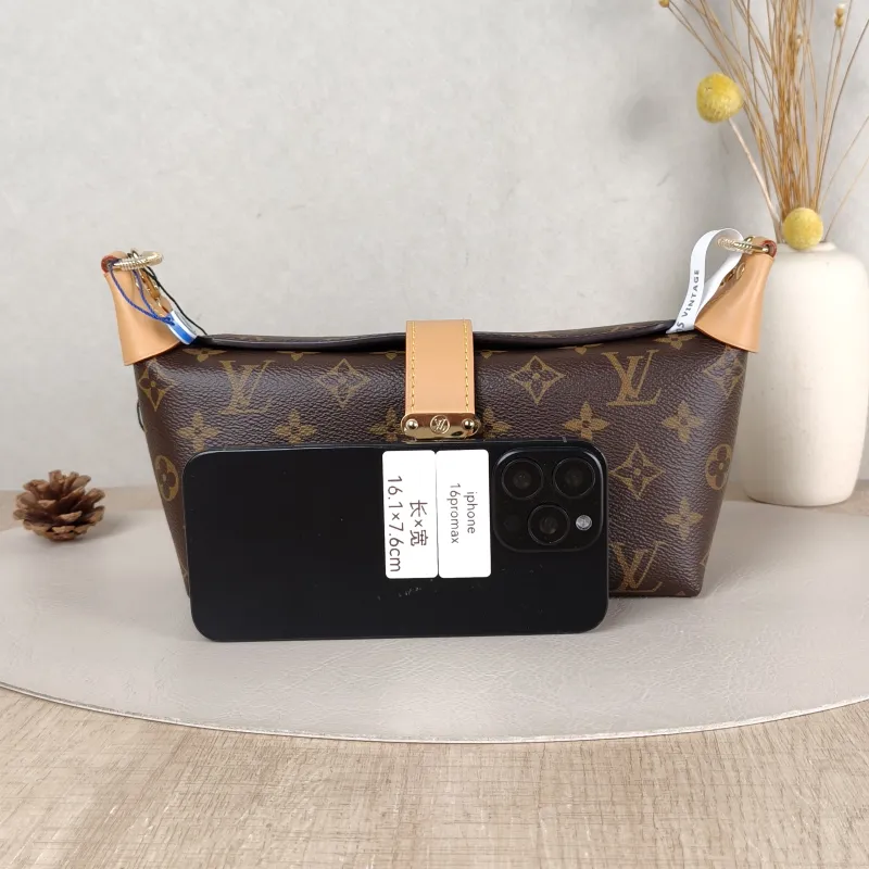 Louis Vuitton Shoulder Bag Pochette Mia Monogram PVC One Size 22 × 8 × 14.5 cm — cover view 5 of 6