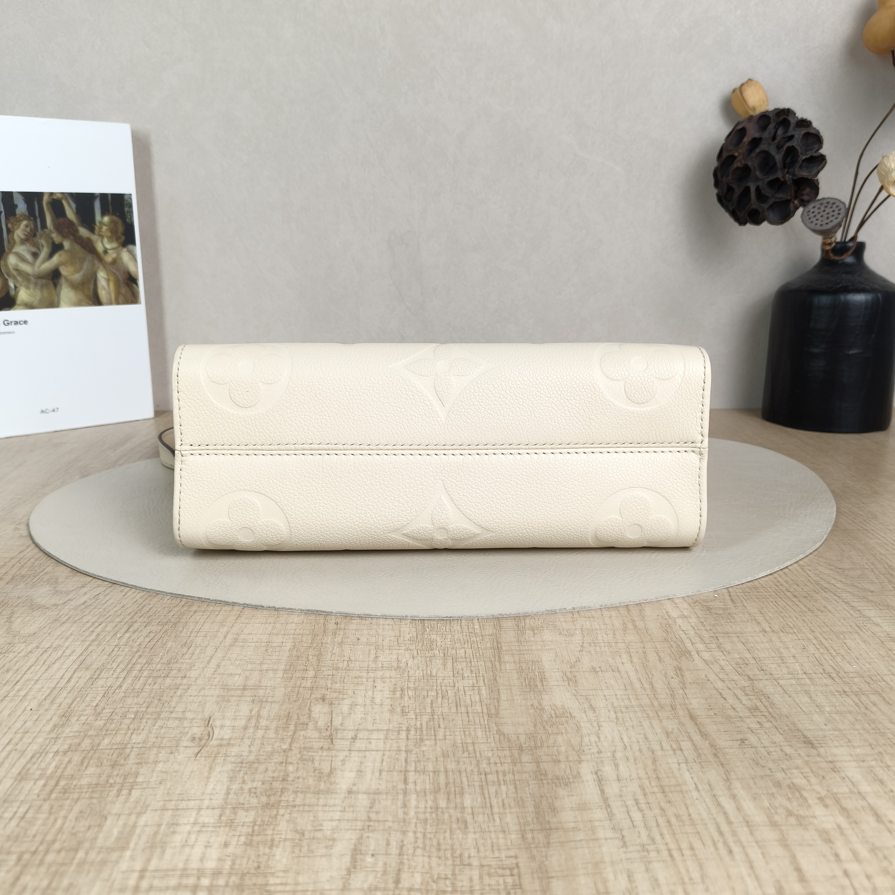 Louis Vuitton Crossbody Bag Onthego East West Two Straps White Empreinte Embossed Calfskin Monogram Small25 × 10 × 13 cm — cover view 3 of 5