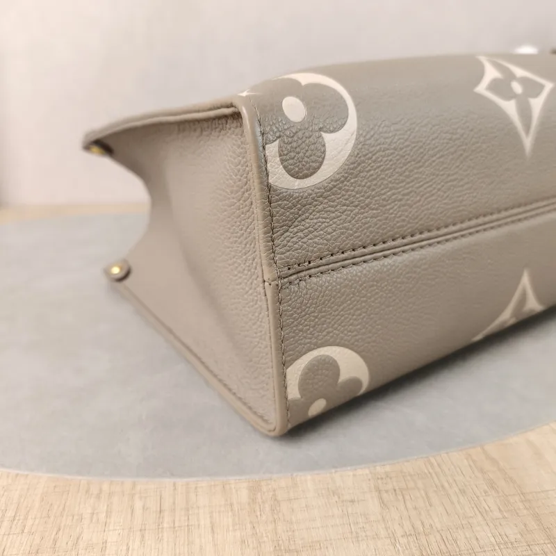 Louis Vuitton Shoulder Bag Onthego · White Empreinte Embossed Calfskin Monogram Small25 × 11.5 × 19 cm — detail view 11 of 13