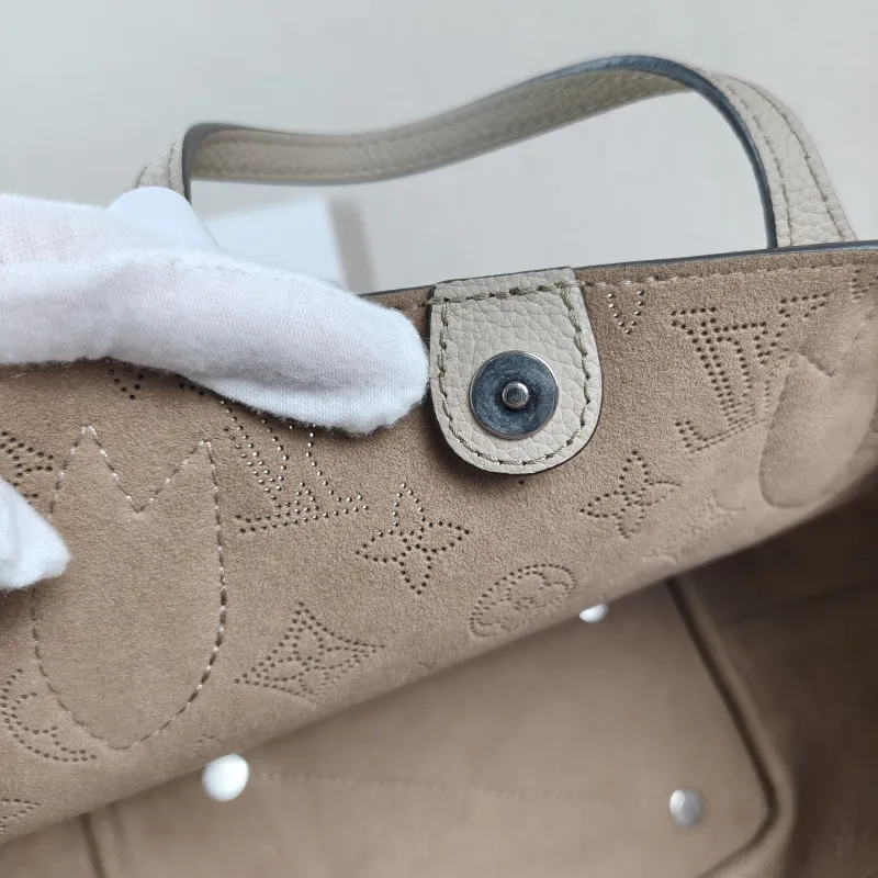 Louis Vuitton Crossbody Bag Blossom Top Handle Bag Calfskin Small20 × 12.5 × 20 cm — detail view 8 of 13