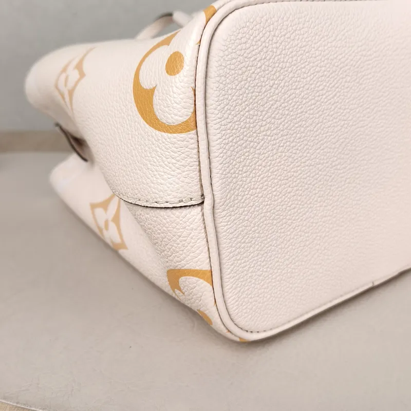 Louis Vuitton Crossbody Bag NÉONOÉ Bucket Bag BB Monogram Empreinte Embossed Calfskin BB 20 × 13 × 20 cm — detail view 6 of 11