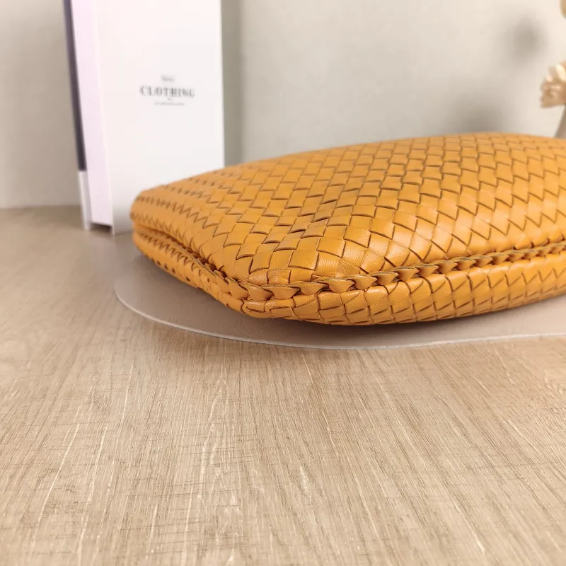 Bottega Veneta Shoulder Bag Veneta Vintage Edition Yellow Lambskin One Size 47 × 3 × 30 cm — detail view 4 of 11