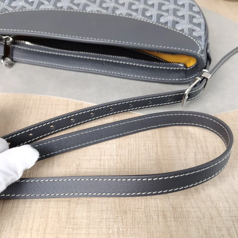 GOYARD Crossbody Bag Hirondelle Grey ine Canvas One Size 25 × 6 × 17 cm — detail view 4 of 12