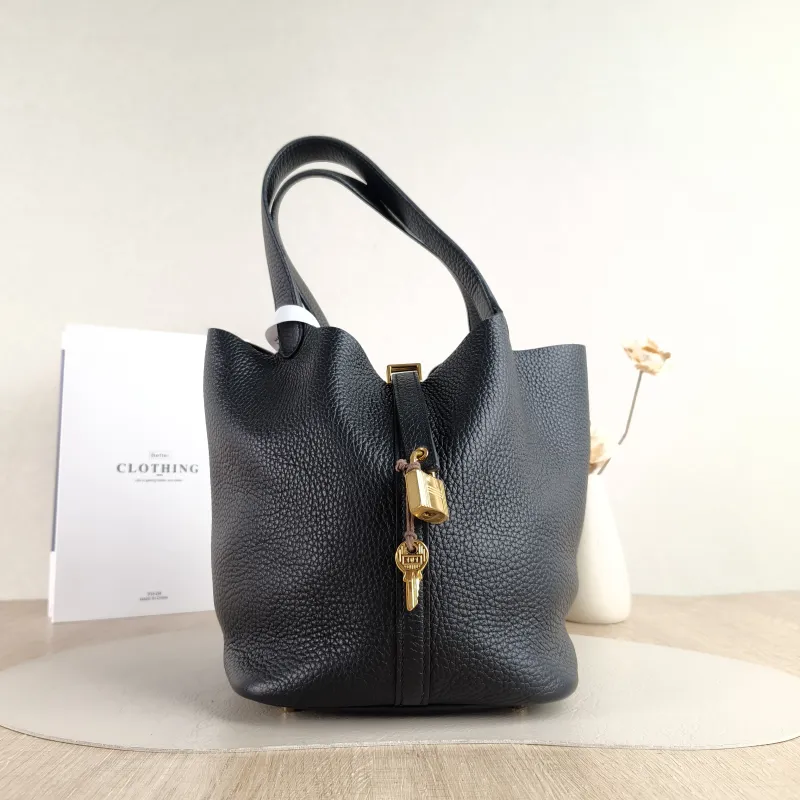 Hermès Top Handle Bag Picotin Lock 22 22 Black Taurillon Clemence TC Calfskin Medium 22 × 18 × 21 cm W