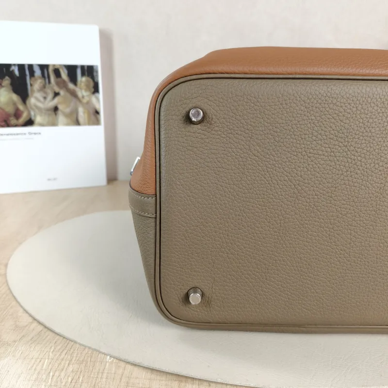 Hermès Top Handle Bag Picotin Lock 22 22 37 Brown · 18 · I2 TC Calfskin Medium 22 × 17 × 21 cm Z — detail view 1 of 9
