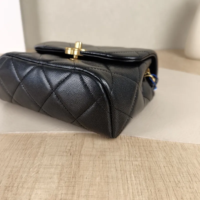 Chanel Crossbody Bag Edition Black Calfskinmini16.5 × 7 × 13 cm — detail view 2 of 15