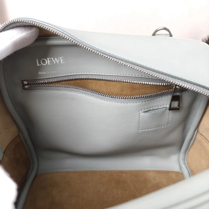 LOEWE Crossbody Bag amazona 19 Grey Calfskin Small 20.5 × 11.5 × 18 cm — detail view 7 of 12