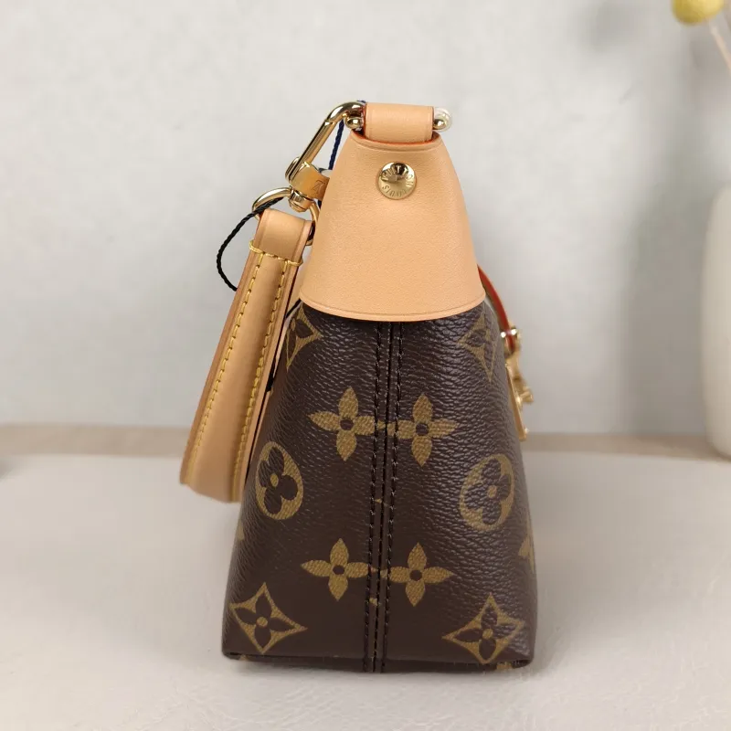 Louis Vuitton Shoulder Bag Pochette Mia Monogram PVC One Size 22 × 8 × 14.5 cm — detail view 9 of 10