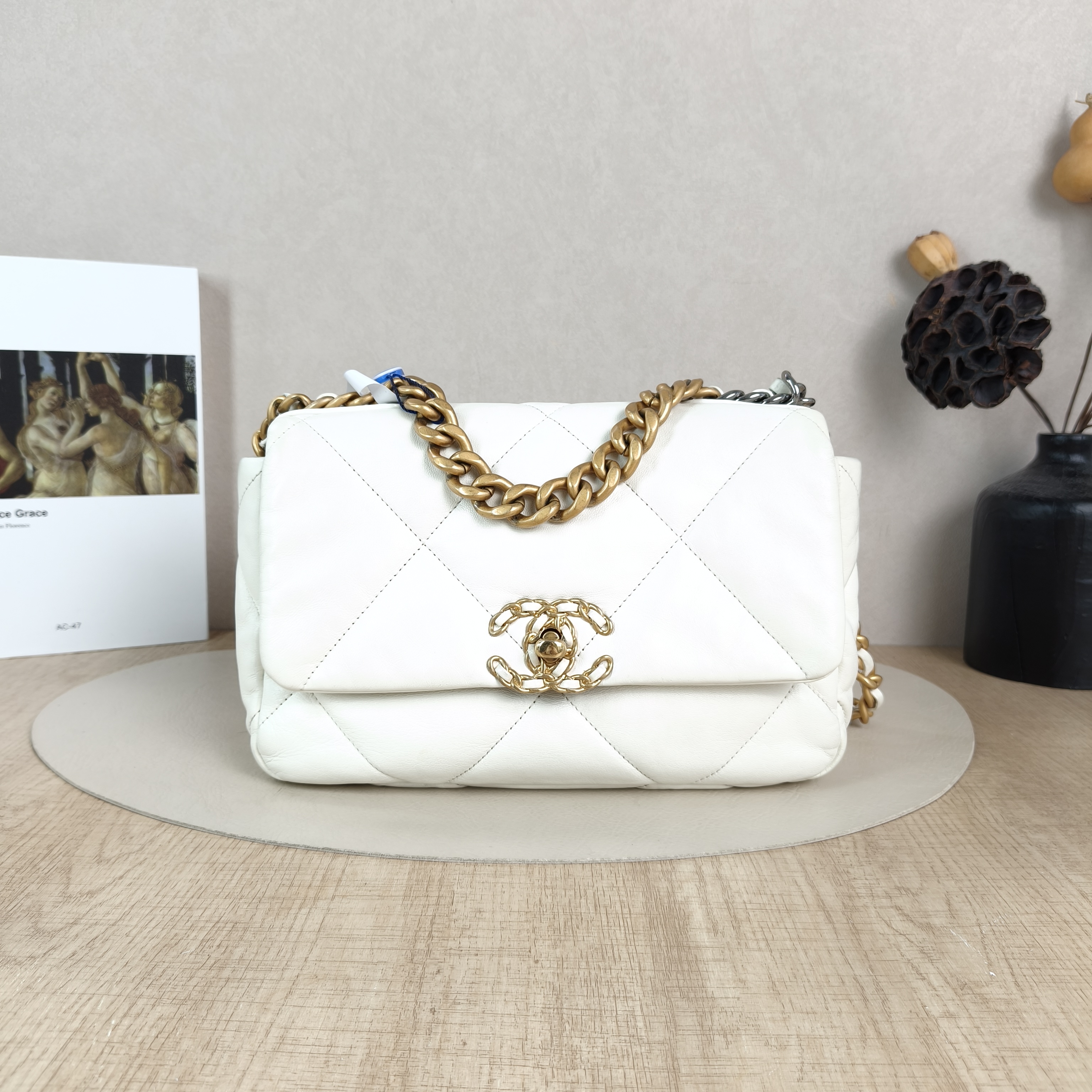 Chanel Crossbody Bag19Bag White SL ambskin Small26 × 9 × 16 cm
