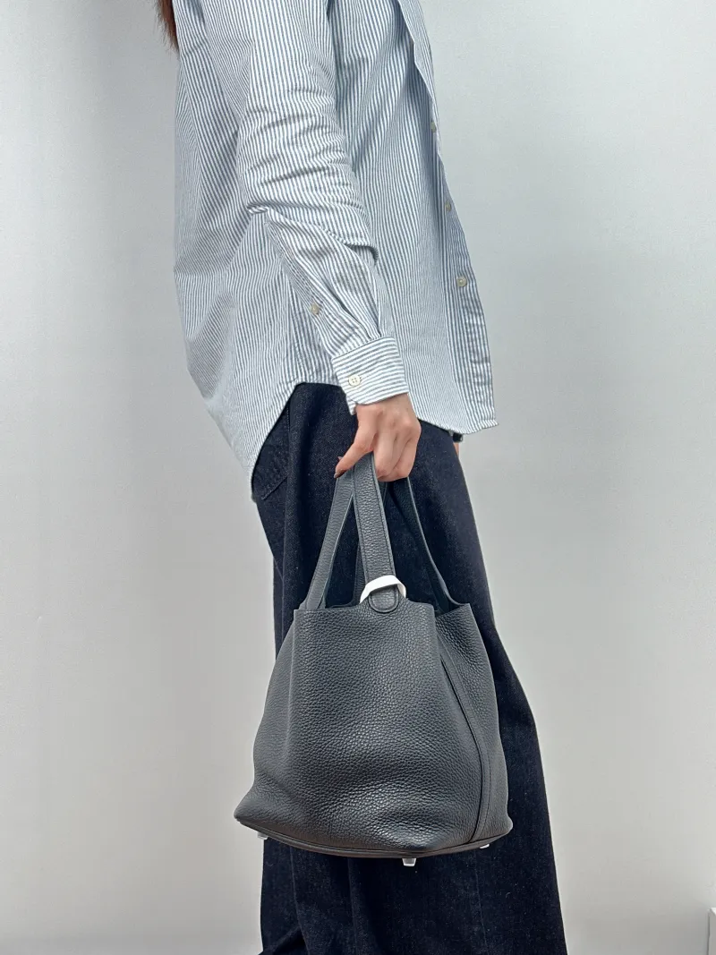 Hermès Top Handle Bag Picotin Lock 22 22 89Black TC Calfskin Medium 22 × 17 × 21 cm Z — on-model view 2 of 2