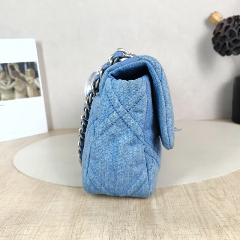 Chanel Crossbody Bag 19Bag Small 26 × 9 × 16 cm — detail view 2 of 12