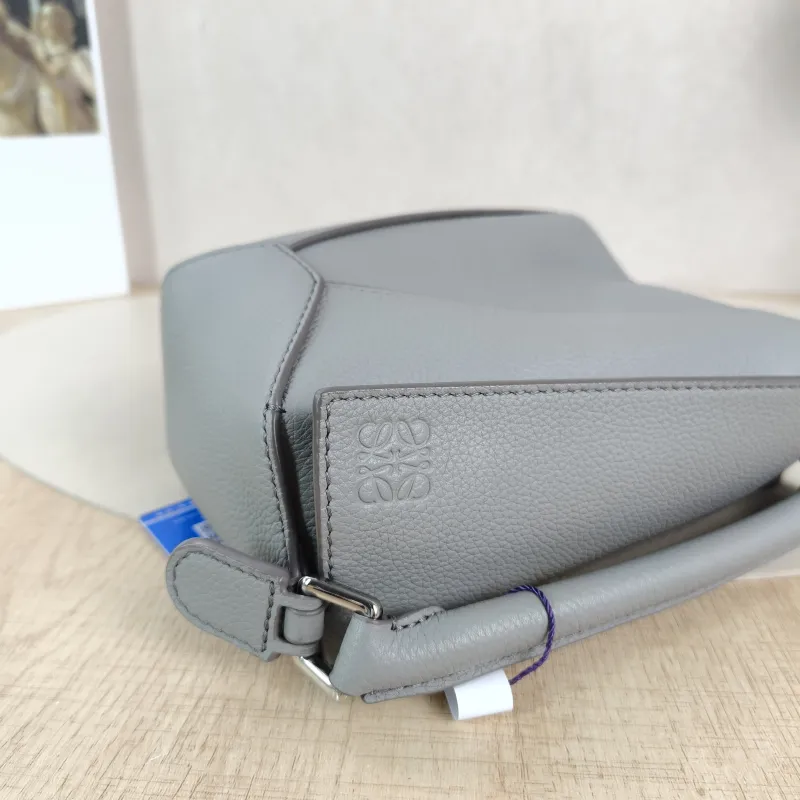 LOEWE Crossbody Bag Puzzle Grey Calfskinmini18 × 8 × 12.5 cm — detail view 9 of 12