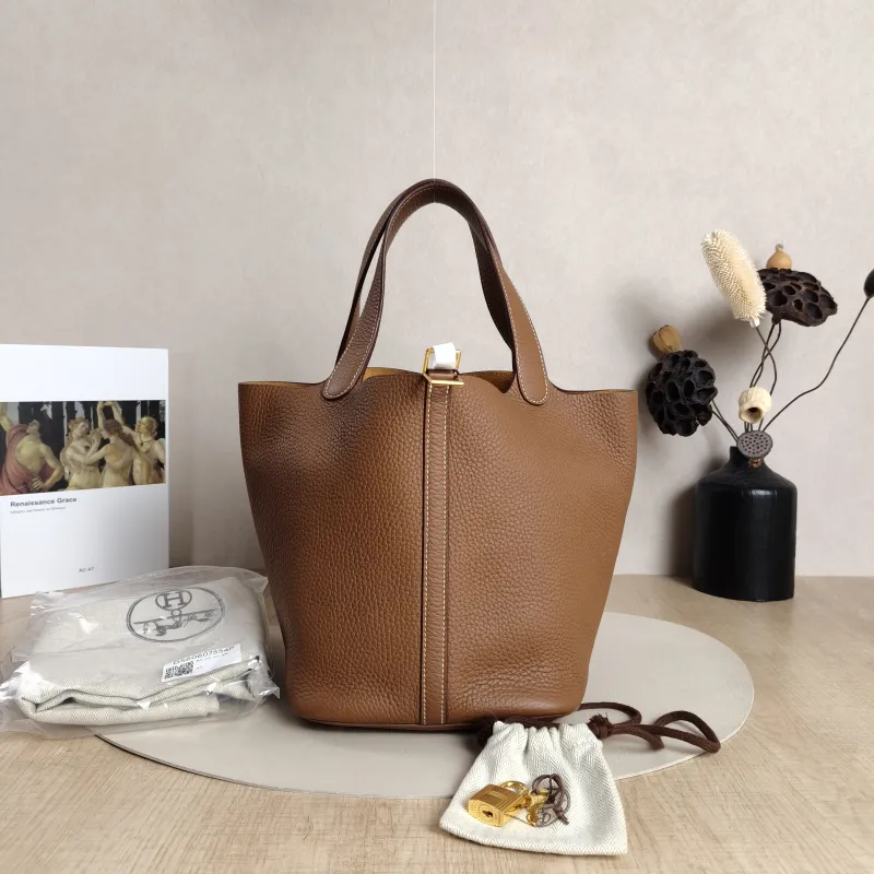 Hermès Top Handle Bag Picotin Lock 22 22 Clemence Taurillon TC Calfskin Medium22 × 18 × 21 cm — cover view 2 of 11