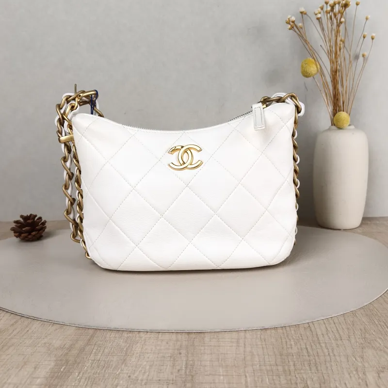 Chanel Crossbody Bag White Lambskin One Size 23 × 6 × 17 cm