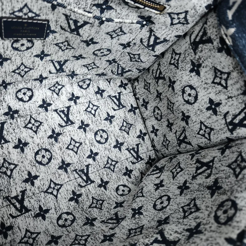 Louis Vuitton Shoulder Bag Onthego Medium Blue Medium 31 × 14 × 24 cm — detail view 5 of 10