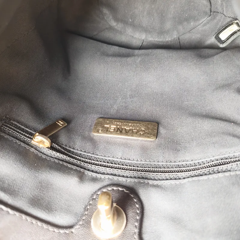 Chanel Shoulder Bag Bucket Bag Black Calfskin One Size 25 × 14 × 20 cm 27 — detail view 5 of 11