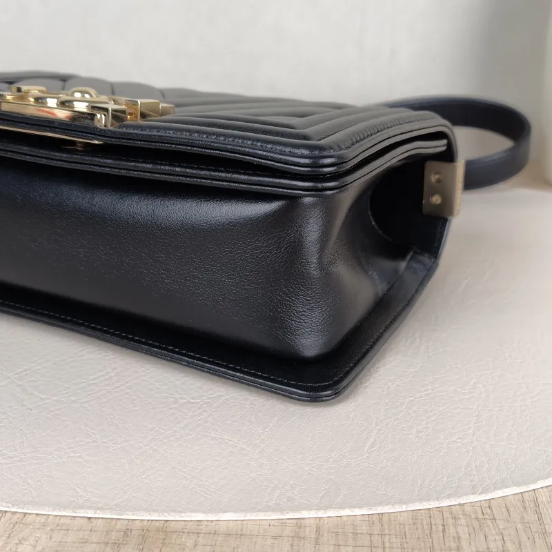 Chanel Crossbody Bagv Le Boy​Black Calfskin Small20.5 × 8.5 × 12 cm — detail view 6 of 16