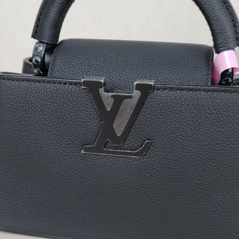 Louis Vuitton Crossbody Bag Capucines East West Black Calfskin Mini 22 × 8 × 12 cm — detail view 7 of 13