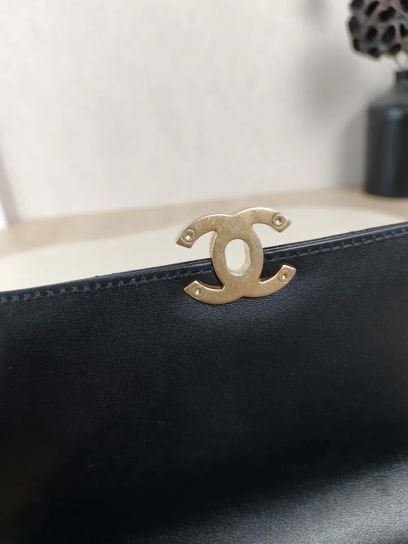 Chanel Crossbody Bag Crossbody Bag Black Lambskin One Size19.5 × 4 × 14.5 cm — detail view 10 of 14