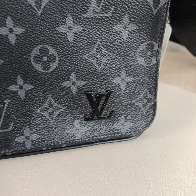 Louis Vuitton Crossbody Bag District Messenger Bag Monogram PVC Small 25 × 7 × 22 cm — detail view 3 of 11