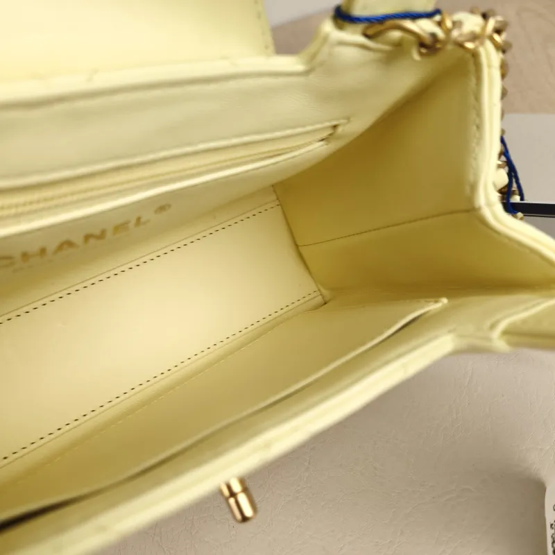 Chanel Crossbody Bag Kelly Yellow Lambskin mini19 × 7 × 13 cm — detail view 2 of 12