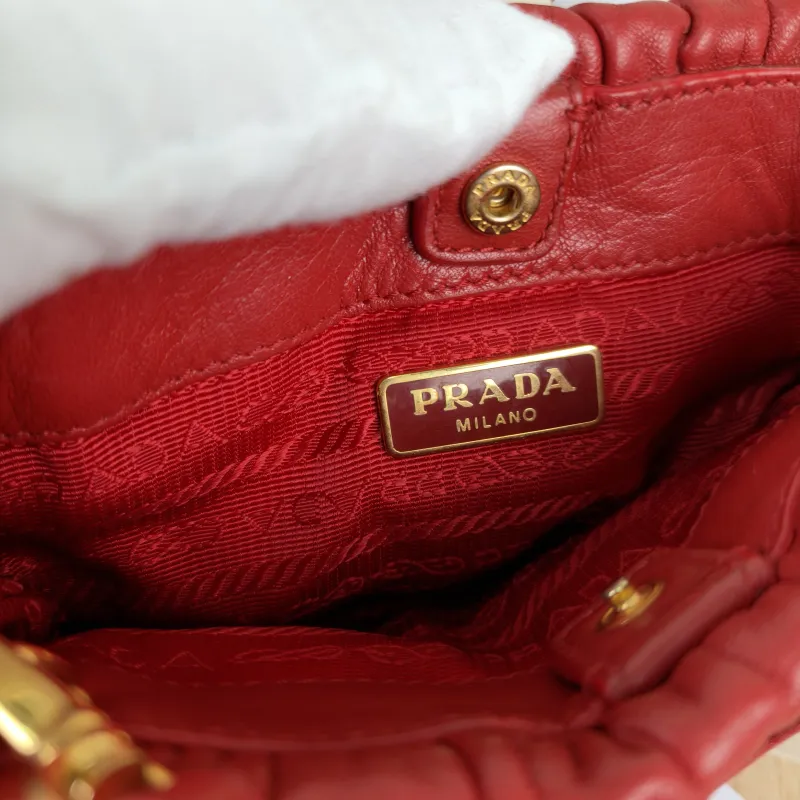 PRADA Crossbody Bag Messenger Bag Crossbody Bag Red Calfskinmini14 × 5 × 10 cm — detail view 2 of 12