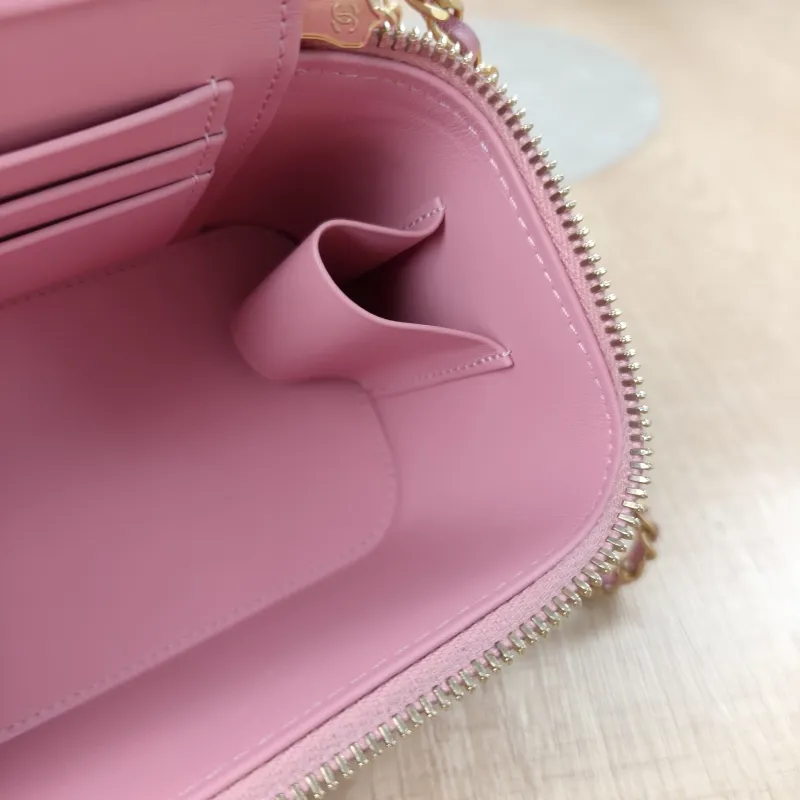 Chanel Crossbody Bag Pink Lambskin One Size17 × 8 × 9.5 cm — detail view 8 of 15