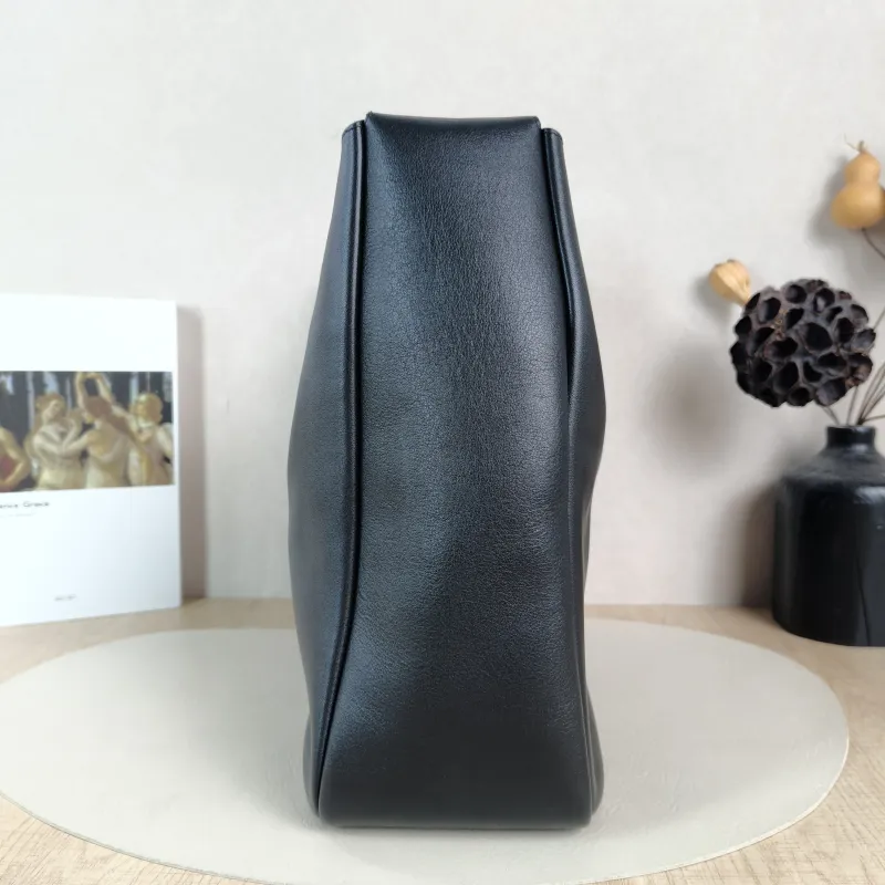 SAINT LAURENT Shoulder Bag LE 5 À 7 Hobo Black Calfskin Large30 × 13 × 31 cm — detail view 5 of 11