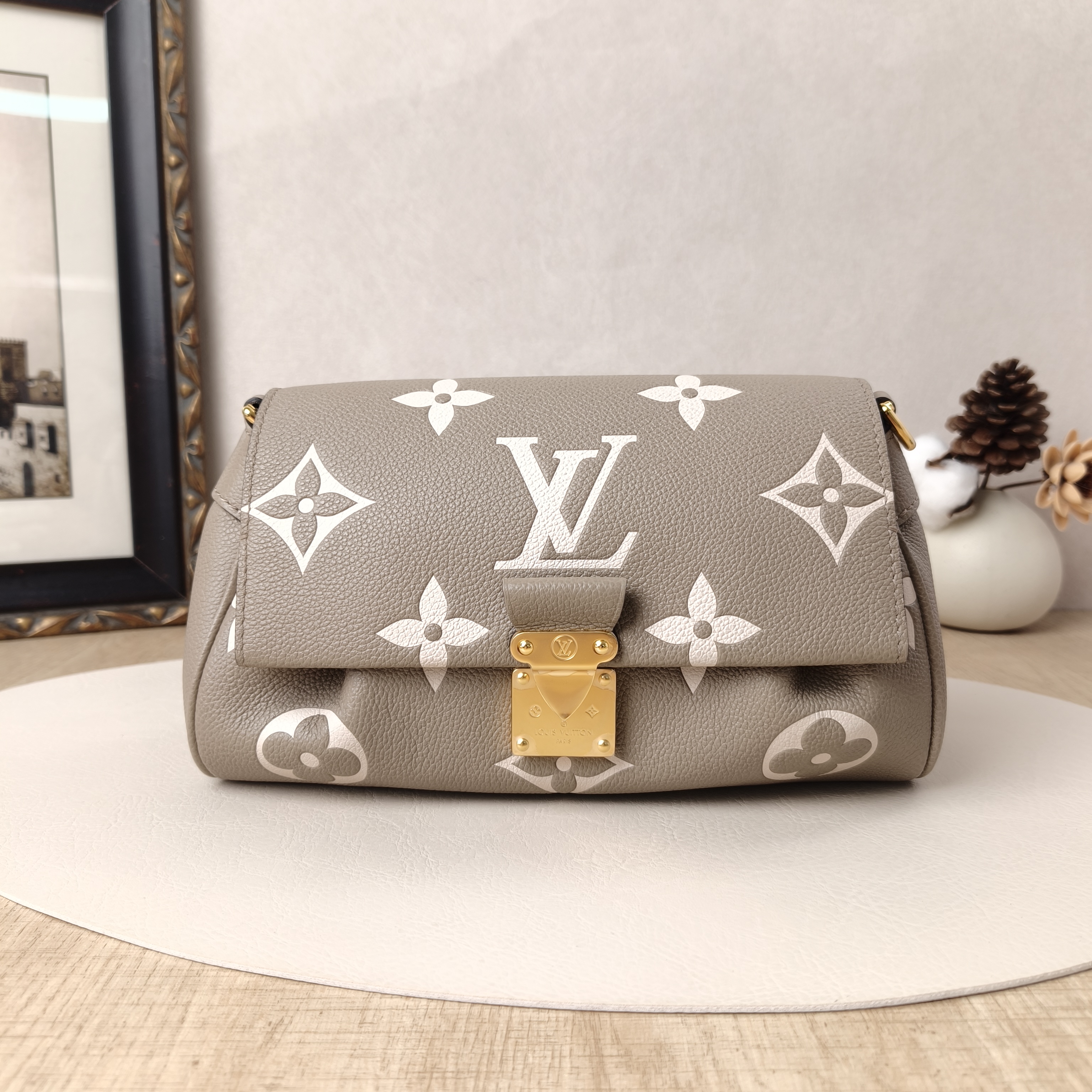 Louis Vuitton Crossbody Bag Favorite Monogram Empreinte Embossed Calfskin Medium24 × 9 × 14 cm