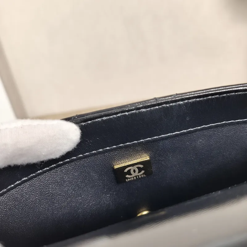 Chanel Crossbody Bag Black Lambskinmini19 × 8.5 × 14 cm — detail view 6 of 15