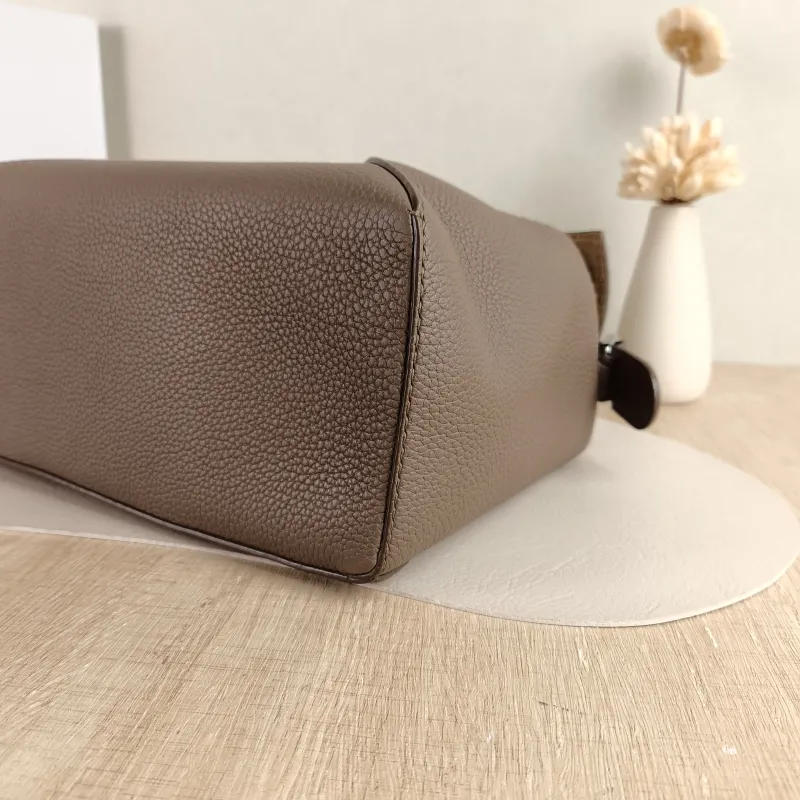 LOEWE Crossbody Bag Puzzle Brown Calfskin Medium 29 × 14 × 19.5 cm — detail view 11 of 12