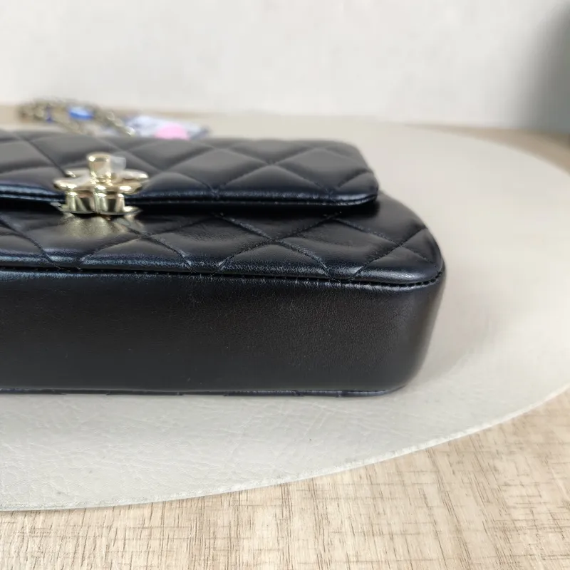 Chanel Crossbody Bag Crossbody Bag Black Lambskin One Size 19.5 × 4 × 11 cm — detail view 8 of 12
