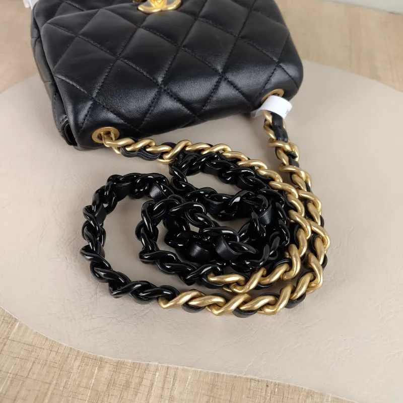 Chanel Crossbody Bag Crossbody Bag Black with Gold-Tone Hardware Lambskin One Size 18 × 5 × 15 cm — detail view 2 of 12