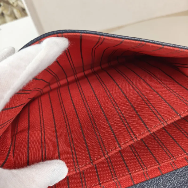 Louis Vuitton Crossbody Bag Pochette Métis · Monogram Empreinte Embossed Calfskin Medium 25 × 7 × 19 cm — detail view 3 of 13