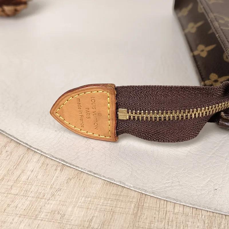 Louis Vuitton Clutch 26 Monogram PVC Large 25 × 5.5 × 20 cm — detail view 7 of 9