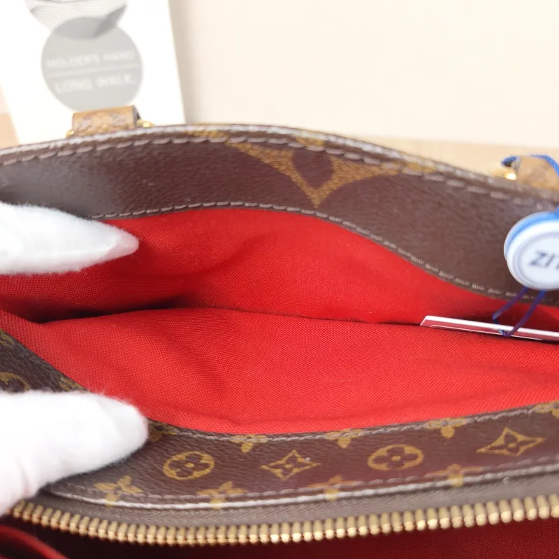 Louis Vuitton Crossbody Bag Onthego East West Monogram PVC Small 25 × 10 × 13 cm — detail view 9 of 11