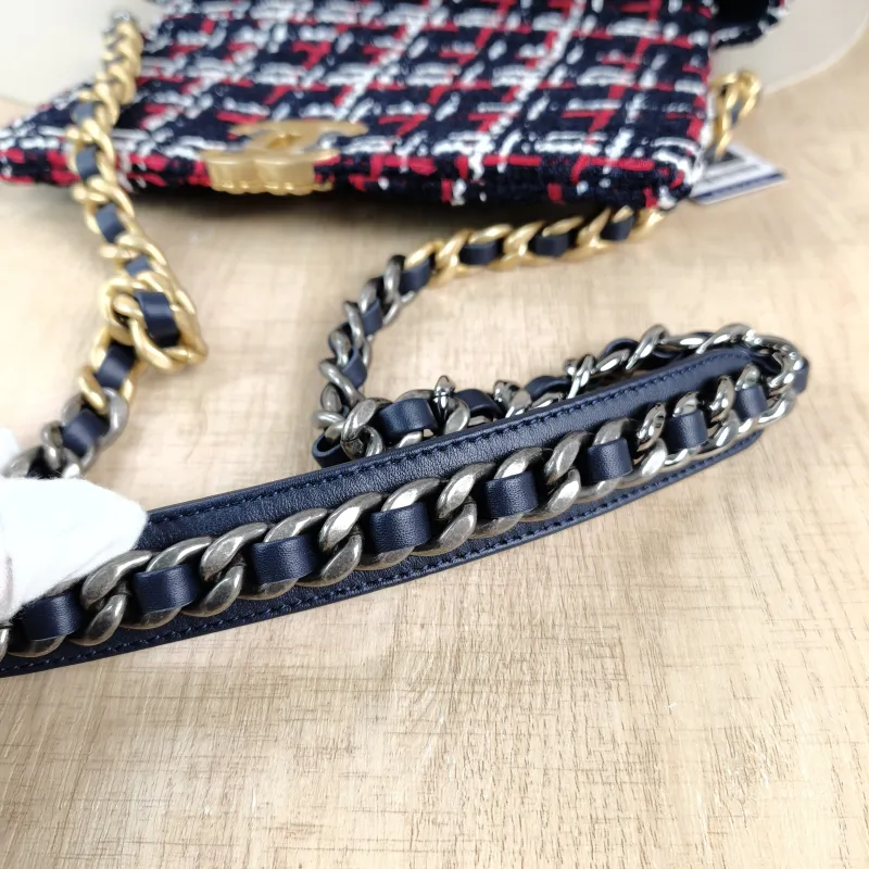 Chanel Crossbody Bag19Bag Navy Small26 × 9 × 16 cm — detail view 2 of 13