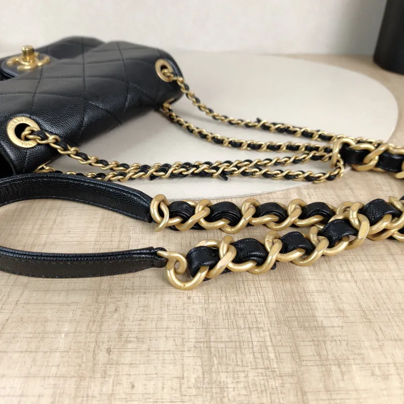 Chanel Crossbody Bag Black Calfskinmini17 × 4 × 12 cm — detail view 1 of 12