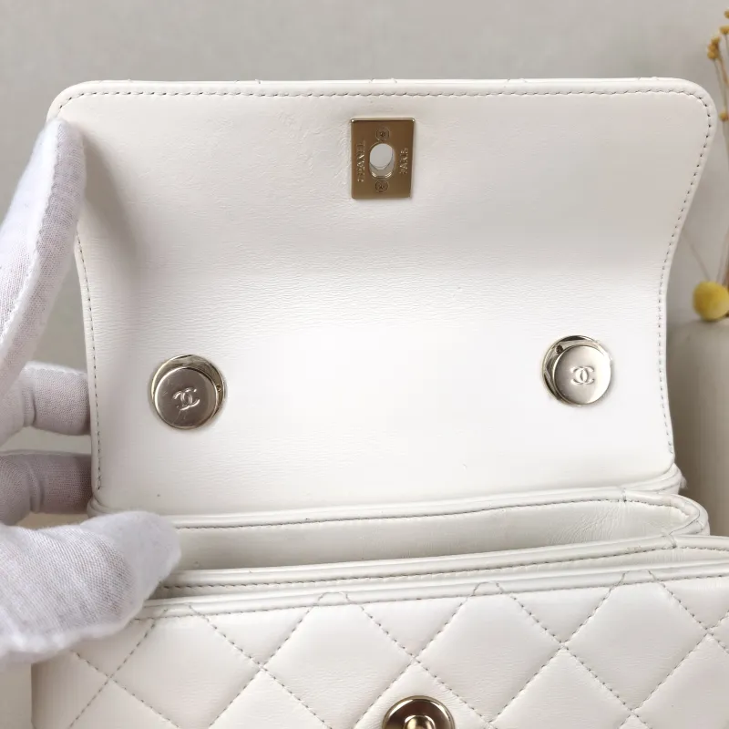 Chanel Crossbody Bag Trendy CC White Lambskinmini19.5 × 8 × 14.5 cm — detail view 5 of 17
