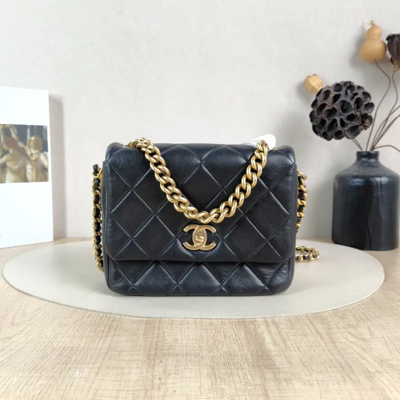 Chanel Crossbody Bag21b Black Lambskinmini19 × 6 × 16 cm
