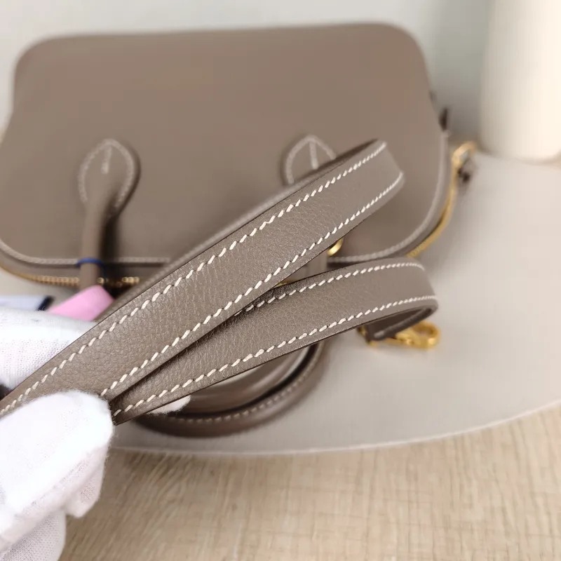 Hermès Shoulder Bag Bolide 1923 25Gold-Tone Hardware Top Handle Bag Evercolor Calfskin Small 25 × 11 × 20 cm B — detail view 3 of 10