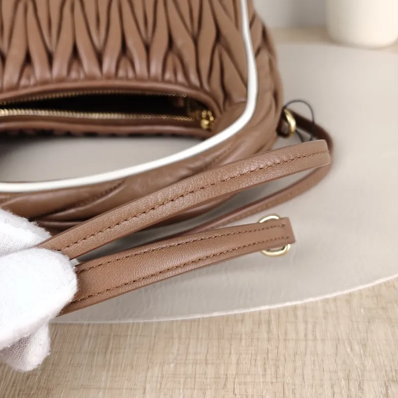 Miumiu Shoulder Bag Wander Matelassé Hobo Lambskin Small 20 × 6 × 17 cm — detail view 2 of 12