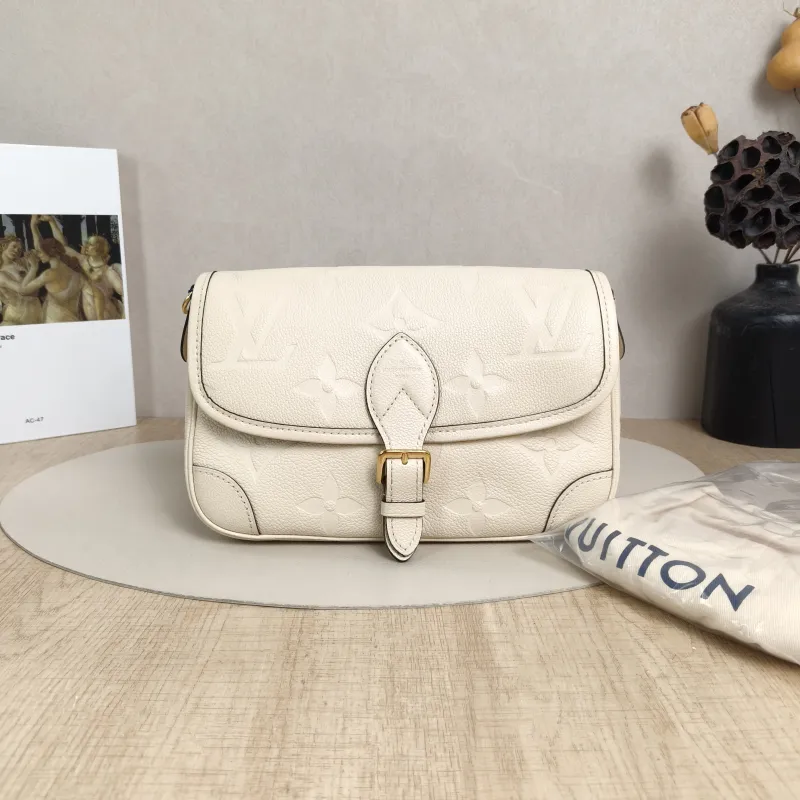 Louis Vuitton Crossbody Bag Diane Baguette Bag White Empreinte Embossed Calfskin Monogram Small24 × 9 × 15 cm — cover view 2 of 6