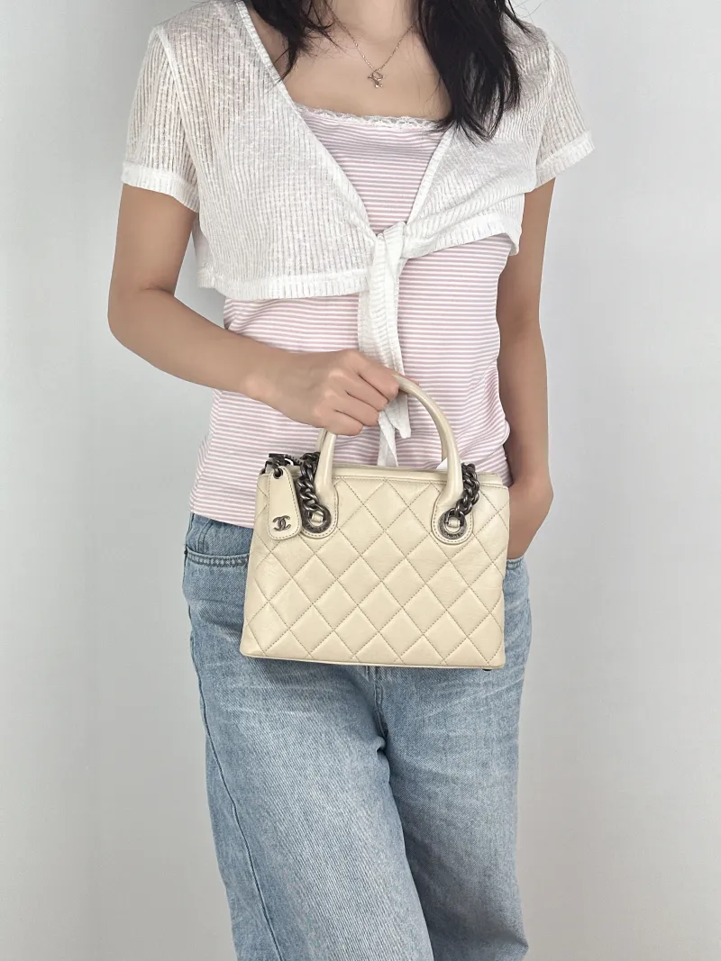 Chanel Shoulder Bag tote White Calfskin One Size23 × 8 × 17 cm — on-model view 1 of 3
