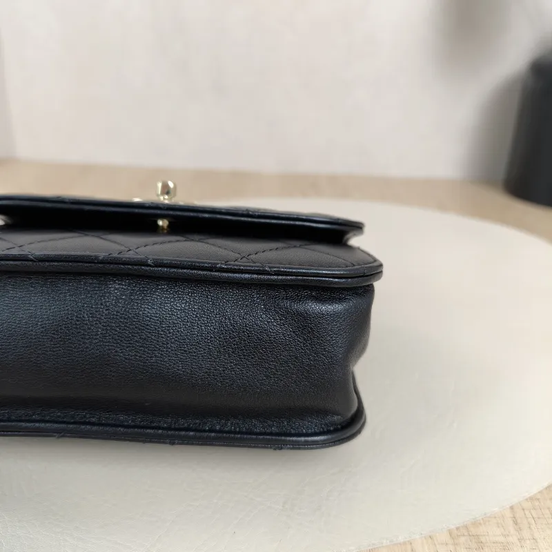 Chanel Crossbody Bag26c Pearl Black Lambskinmini15 × 5.5 × 10.5 cm — detail view 6 of 13